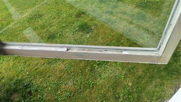 Fönster i sovrum före kittning